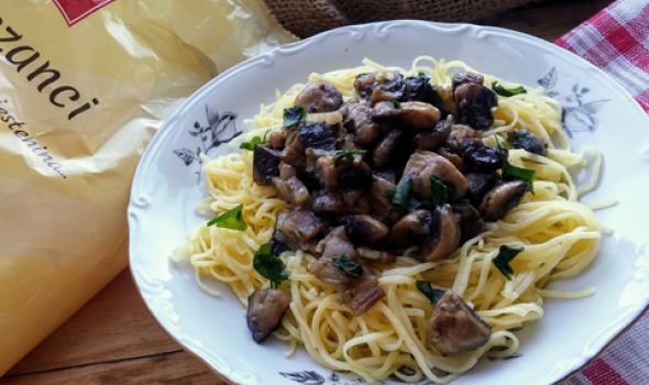 RECEPT: Sitni rezanci sa šampinjonima i slaninom